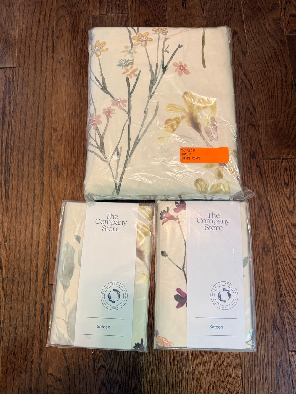 The Company Store Floral Duvet cover in Queen and 2 shams in Peyton - Picture 2 of 9